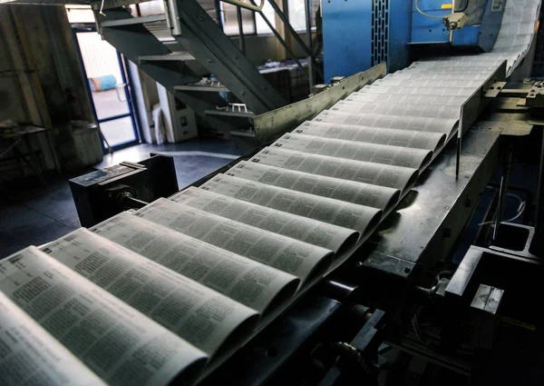 新闻报纸印刷发行量的工作过程 传送带带 报纸在处理过程中运行 印刷产品印刷时的现代印刷设备工作 — 图库照片