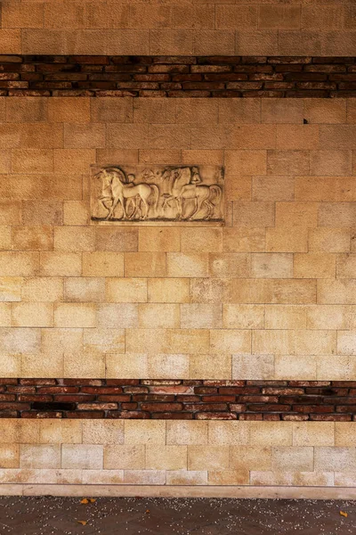 レリーフ ローマの神々 と皇帝の石の彫刻の詳細です 様式化されたビンテージ レリーフの古典的な石膏で複製 — ストック写真
