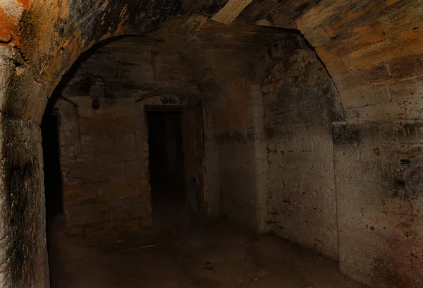 Viejo Túnel Abandonado Una Bodega Subterránea Entrada Catacumbas Mazmorra Antigua — Foto de Stock