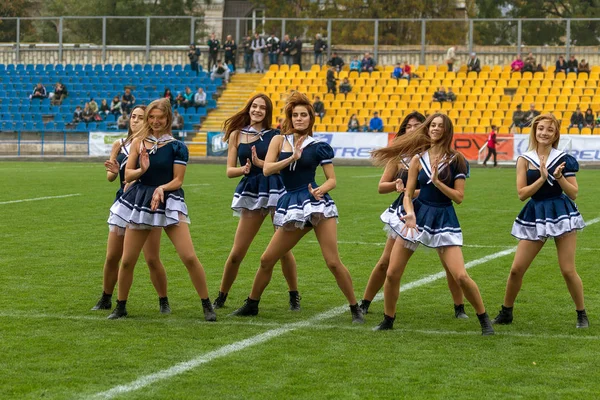 Odessa, Ukrayna - 21 Ekim 2017: Sahne alanı'nda çocuk. Genç çocuk topluluğu Stadyumu yeşil çimenlerin üzerinde Ulusal kostüm dans dans. Stadyumda dans çocuk