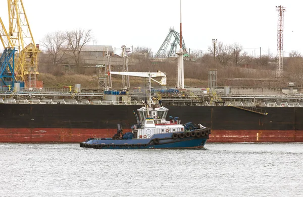 Industrieller Containerfrachter Mit Einem Arbeitskran Frachtcontainerschiff Dock Lieferung Von Containern — Stockfoto