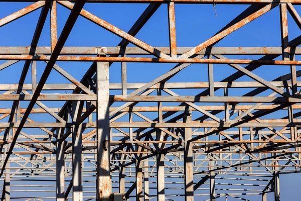 Eski bir çelik metal grubu. metal çerçeve türü endüstriyel bina yapısını yapısı. Hafif metal çerçeve inşaat. bir sanayi yapısının terkedilmiş çerçevesini İnşaat