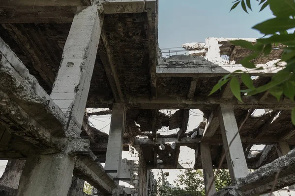 Terk edilmiş bombalama ve yıkılan bina bombardımanı patlama nedeniyle yok. Kabukları, madde işaretleri ve parçalanmak bir savaş kasıp kavuran Bina duvarlarında delikler. Eski yıkık ev