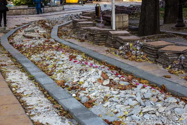 Varna Bulgaria November 2015 Workers Repairing Sidewalk City Park Replacing — Stock Photo, Image