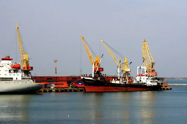 Odessa Ukraina 2008 Przemysłowe Kontenera Cargo Statek Towarowy Działającym Dźwigiem — Zdjęcie stockowe