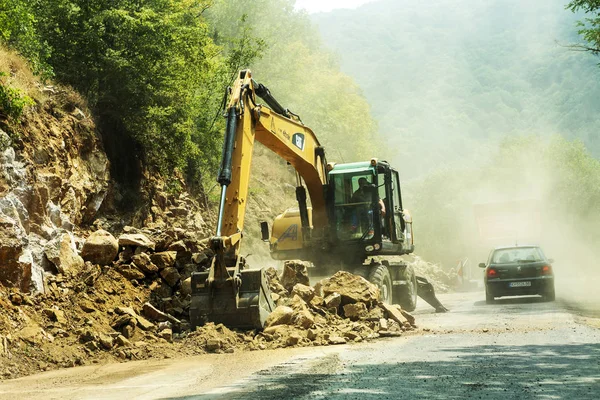 保加利亚里拉修道院 2016年7月30日 扩建山路的建筑工程 现代筑路设备的工作 狭窄的通道 封闭的道路 高速公路上的维修工程 — 图库照片