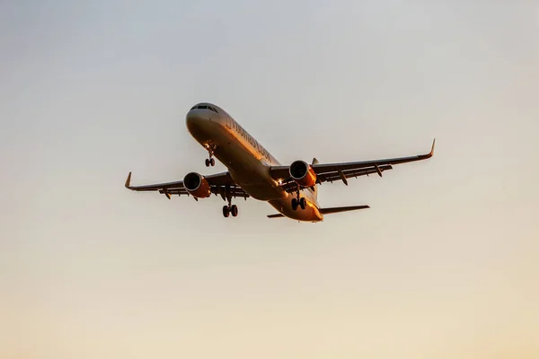 Varna Bulgaria Juli 2016 Ein Ziviles Passagierflugzeug Landet Kurz Himmel — Stockfoto