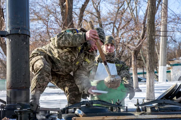乌克兰奥德萨 2016年1月19日 乌克兰军队正在田间厨房准备一顿饭 并在严重霜冻期间为军用荞麦冷冻救援人员和街上的无家可归者提供食物 在冬天帮助人们 — 图库照片