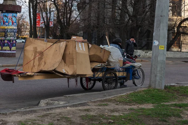 Odessa Ukraina Marca 2017 Bezdomny Bagażem Śpi Siedząc Rowerze Osoby — Zdjęcie stockowe