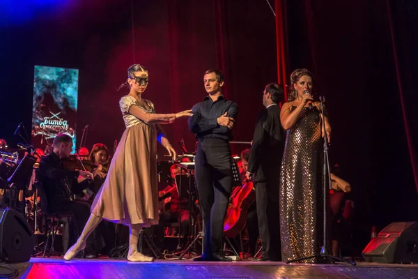 Odessa, Ukrayna - Ağustos 8,2018: bale dansçıları çifti ise şarkı şarkıcı aşkın romantik dansı dans etmek. Kadın ve erkek birlikte beyaz dans sahnede dans ediyorlar. Bale ve modern koreografi