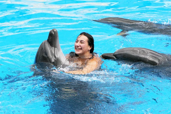 Feliz Hermosa Joven Ríe Nada Con Delfines Piscina Azul Día — Foto de Stock