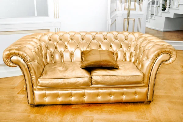 Schönes Vintage Gold Sofa Neben Der Wand Illustration Retro Stil — Stockfoto