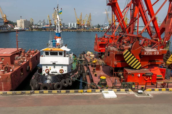 오데사 우크라이나 항구의 오데사 항구에 화물선에 물건을 메커니즘 양동이 2014 — 스톡 사진