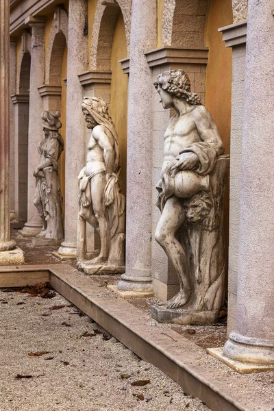 Copies Classic Greek Statues Adorn Facade Abandoned Hotel Plaster Copies — Stock Photo, Image