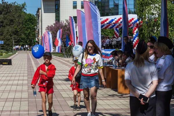 Novorossiysk, Rusya - 1 Mayıs 2018: Mayıs günü gösteri. Barış! İş! Mayıs! İnsanlar ile tatil geçit töreni sırasında Bayrak İşçi Bayramı kutlamak. 1 Mayıs günü tüm çalışan insanlar. Koloni içinde yürüyen insanlar