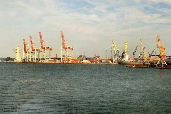 オデッサ ウクライナ 2008 海上コンテナー ターミナル マリン クレーンは貨物船でより多くの輸送容器を読み込みます ストレージ領域のコンテナー 貨物の海上輸送 — ストック写真