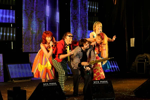 乌克兰奥德萨 2008年4月1日 奥德萨假期期间在舞台上的音乐表演 杜尔克日 艺术家们在舞台上表演马戏团表演 音乐音乐会 消防队员 — 图库照片