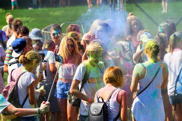 Odessa, Ukrayna - 5 Ağustos 2017: Gençler, bayanlar baylar bayram tatil sırasında renkli toz içine atma iyi eğlenceler. Festivali renkli boya. renkler aşk festival. Renk fest