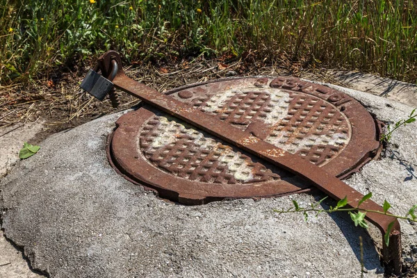 Old Rusty Metal Iron Sewer Hatch Side Road Closed Welded — Stock Photo, Image