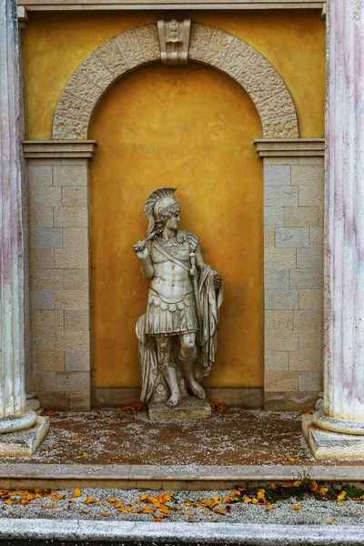 古典的なギリシャの彫像のコピーは 放棄されたホテルのファサードを飾る 建物のファサードの装飾として古代ギリシャの神話のギリシャやローマの旧式な彫刻のコピーを石膏します — ストック写真