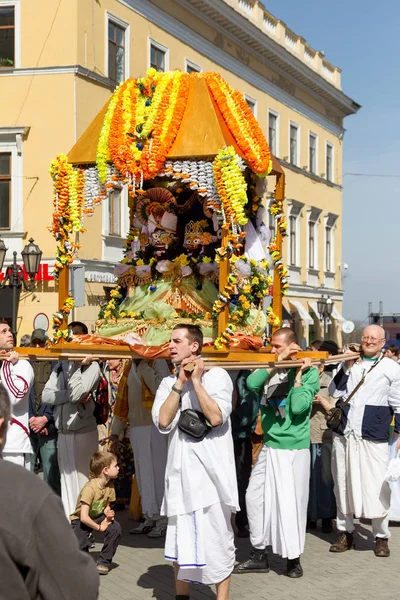 Odessa Ukraine April Anhänger Von Hasenkrishna Tanzen Mit Karnevalsnachtschwärmern Während — Stockfoto