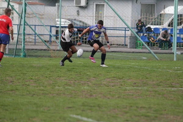 Odessa, Ukrayna - 29 Eylül 2018: Final Oyunları Şampiyonası Ukrayna'nın en güçlü takımları Rugby-7. Rugby topu alan üzerinde. Rugby topu için ağır mücadele sahip. Takım sporcular oyuncular sahada
