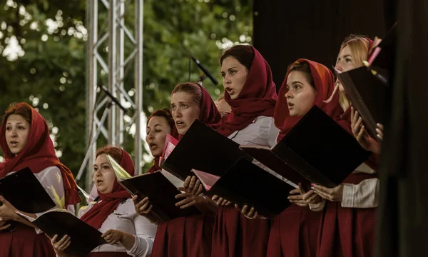 オデッサ ウクライナ 2018 キエフ ルーシの洗礼の正統派キリスト教の祭りの時に両親とゲストの前で開いている夏の劇場で教会の聖歌隊を実行します — ストック写真