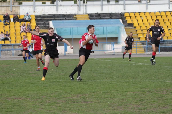Odessa, Ukrayna - 29 Eylül 2018: Final Oyunları Şampiyonası Ukrayna'nın en güçlü takımları Rugby-7. Rugby topu alan üzerinde. Rugby topu için ağır mücadele sahip. Takım sporcular oyuncular sahada