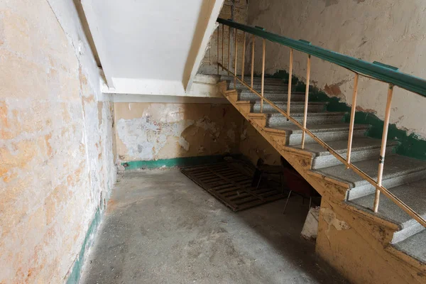 Ένα Παλιό Πέτρινο Τσιμεντένια Σκάλα Στην Είσοδο Του Κτιρίου Φτωχή — Φωτογραφία Αρχείου