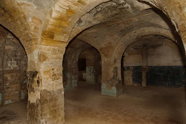 地下酒窖里的一条废弃的旧隧道 地下墓穴的入口 地牢老石头堡垒 作为举办黑暗设计的创意背景 古代地牢的神秘内部 — 图库照片
