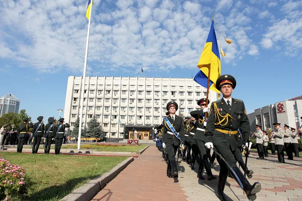 オデッサ ウクライナ 2011 2011 日のオデッサ ウクライナ ウクライナの国旗を掲揚の伝統的なお祝い儀式 — ストック写真