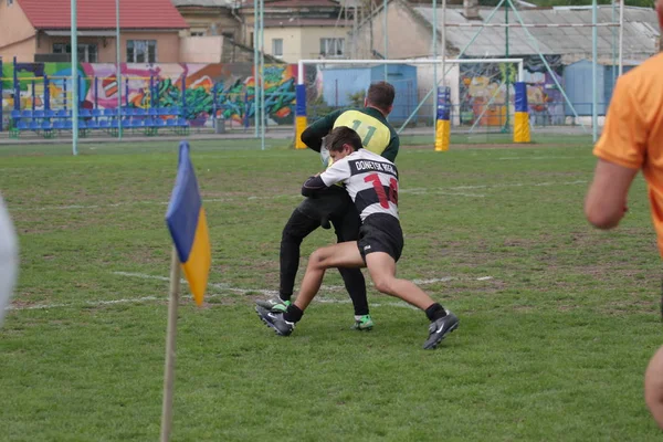 Odessa, Ukrayna - 29 Eylül 2018: Final Oyunları Şampiyonası Ukrayna'nın en güçlü takımları Rugby-7. Rugby topu alan üzerinde. Rugby topu için ağır mücadele sahip. Takım sporcular oyuncular sahada