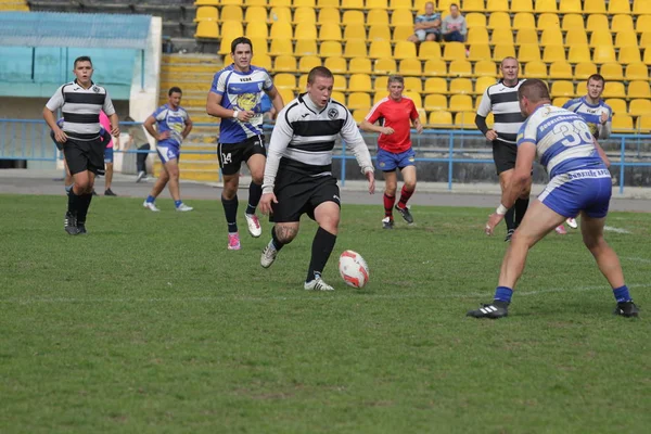 Odessa, Ukrayna - 29 Eylül 2018: Final Oyunları Şampiyonası Ukrayna'nın en güçlü takımları Rugby-7. Rugby topu alan üzerinde. Rugby topu için ağır mücadele sahip. Takım sporcular oyuncular sahada