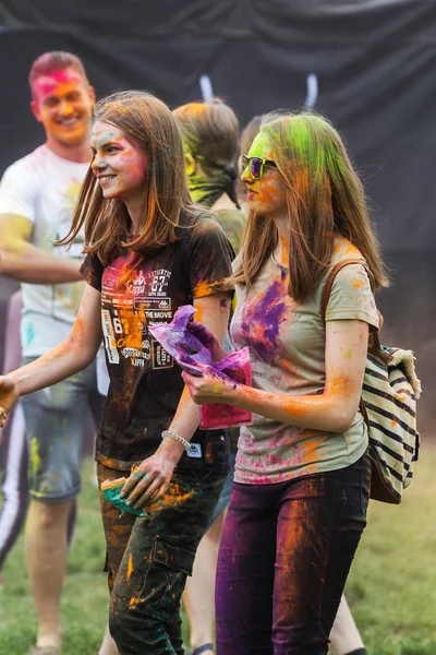 KRASNODAR, RUSSIA - May11,2018: Renkler Festivali, geleneksel Hint Holi festivali. Gençler Holi bayramında renkli pudra atarken eğleniyorlar. Renkli boya festivali. Renk Festivali