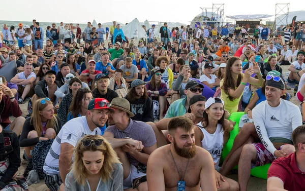 Odessa, Ukrayna -25 Ağustos 2017: büyük kalabalık, müzik sırasında rock konserinde hayranlarını gün boyunca. Seyirci kum Beach müzik ve spor festivali Z-Oyunlar sırasında