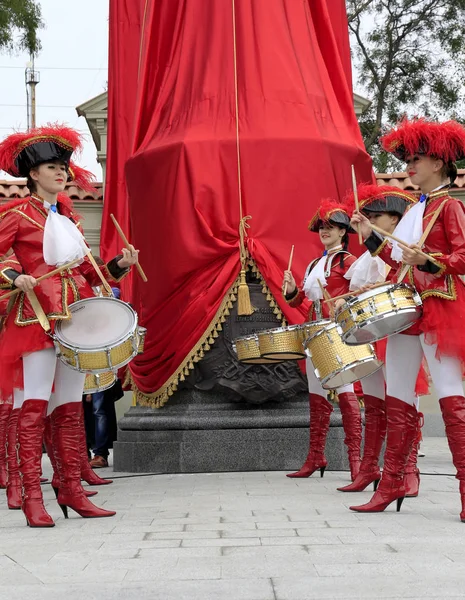 Odessa, Ukrayna - 29 Eylül: tiyatro gösterisi kez 29 Eylül 2012 Odessa, Ukrayna Suvorov, anıtı açılışı sırasında Rusya İmparatoriçe Catherine. Güzel genç kızlar davulcular