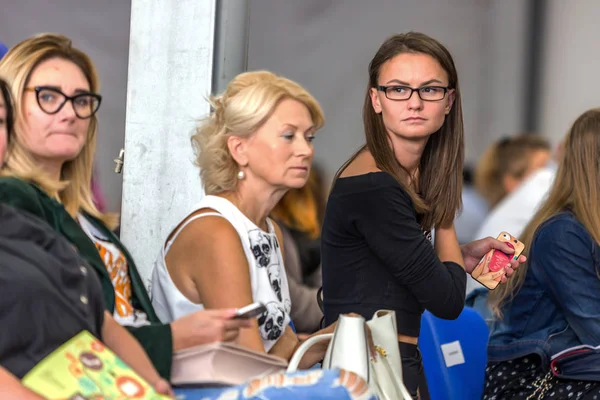 Odessa, Ukrayna, 3 Ekim 2015: Odessa Ofd moda haftası sırasında bir kadın moda seyirci göster. Yeni koleksiyon - 2015 Festivali moda. Vybrochny odak. Duygusal show hayranları