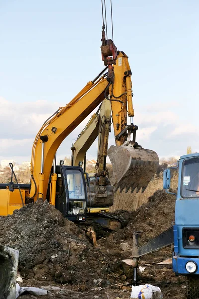 Odessa Ucrânia Novembro Trabalhadores Ucranianos Encanamento Construção Colocando Grandes Tubos — Fotografia de Stock