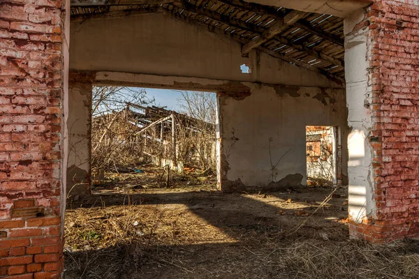 Paisaje Con Ruinas Antiguos Edificios Industriales Para Animales Granja Interior — Foto de Stock