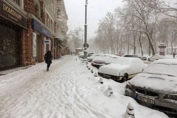 奥德萨 乌克兰 2018年1月16日 强烈的降雪 冬季城市街道的气旋 汽车被雪覆盖着 滑溜溜的路 冬天的坏天气 大雪和暴风雪 行人去下雪 — 图库照片