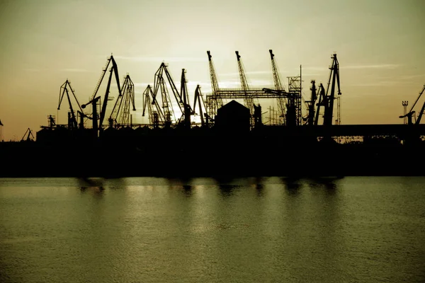 Silhueta Porto Industrial Paisagem Urbana Pôr Sol Brilhante Porto Grandes — Fotografia de Stock