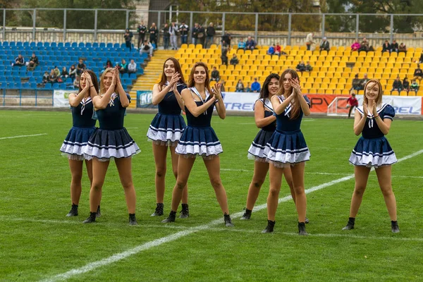 Odessa, Ukrayna - 21 Ekim 2017: Sahne alanı'nda çocuk. Genç çocuk topluluğu Stadyumu yeşil çimenlerin üzerinde Ulusal kostüm dans dans. Stadyumda dans çocuk
