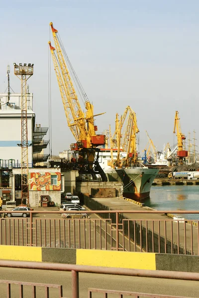 Одесса Украина Circa 2008 Промышленный Контейнерный Грузовой Корабль Рабочим Краном — стоковое фото