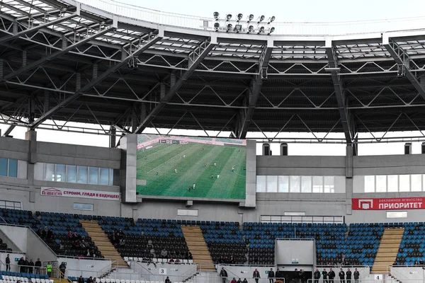 オデッサ ウクライナ 2018 空のスタジアムのスタンドの古いプラスチックの椅子 スタンドの観客の多くの空席 サッカーファンのため空席 トリビューン 観客なしゲーム — ストック写真