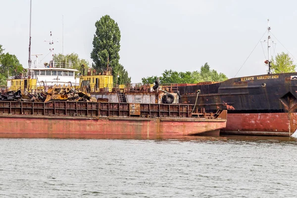 乌克兰奥德萨 7月8日 乌斯特 多瑙河河港 较老的船只和河船切割成废金属 修理码头空无一人 乌克兰糟糕经济政策的结果 2014年7月8日 乌克兰奥德萨 — 图库照片