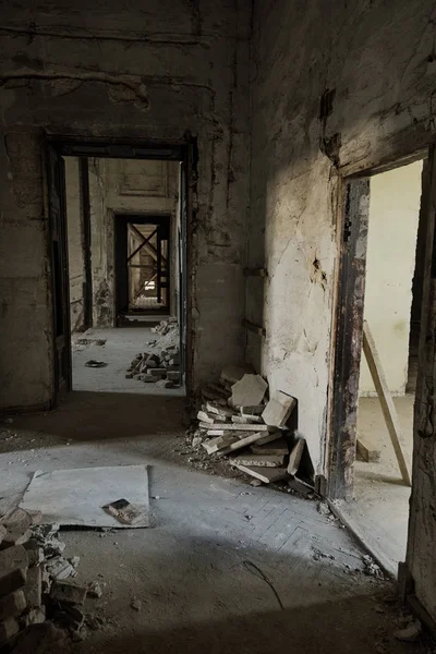 Terk edilmiş bir harabe binada bir antik 18. yy binası mistik iç, kalıntıları. Eski duvarlar, çöp ve çamur ile koridor mahvetti. Kalıp, alçı dekorasyon, kısma yok