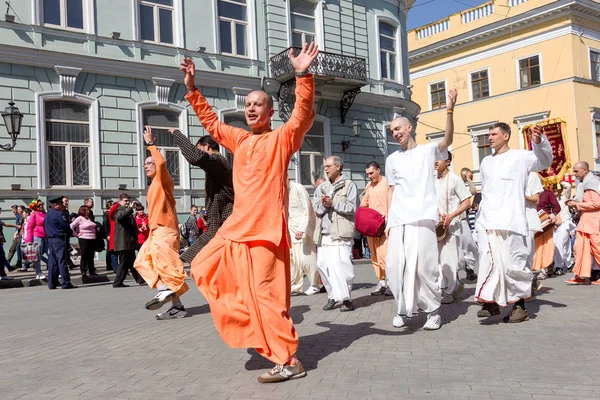 Odessa Ukraine April Anhänger Von Hasenkrishna Tanzen Mit Karnevalsnachtschwärmern Während — Stockfoto