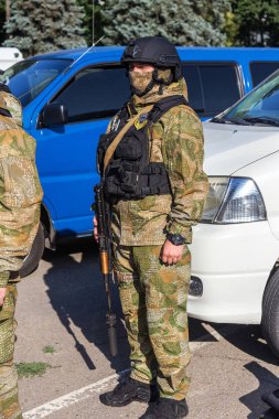 Odessa, Ukrayna - 1 Ağustos 2018: özel kuvvetler Ukraynalı polis özel silahlar ile tam savaş formunda saflarında. Urkainain özel kuvvetler çevik mukabele polis, Anti-terör asker