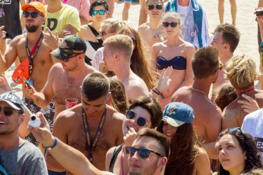 Odessa, Ukrayna -25 Ağustos 2017: büyük kalabalık, müzik sırasında rock konserinde hayranlarını gün boyunca. Seyirci kum Beach müzik ve spor festivali Z-Oyunlar sırasında