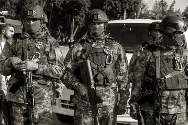 Odessa, Ukrayna - 1 Ağustos 2018: özel kuvvetler Ukraynalı polis özel silahlar ile tam savaş formunda saflarında. Urkainain özel kuvvetler çevik mukabele polis, Anti-terör asker